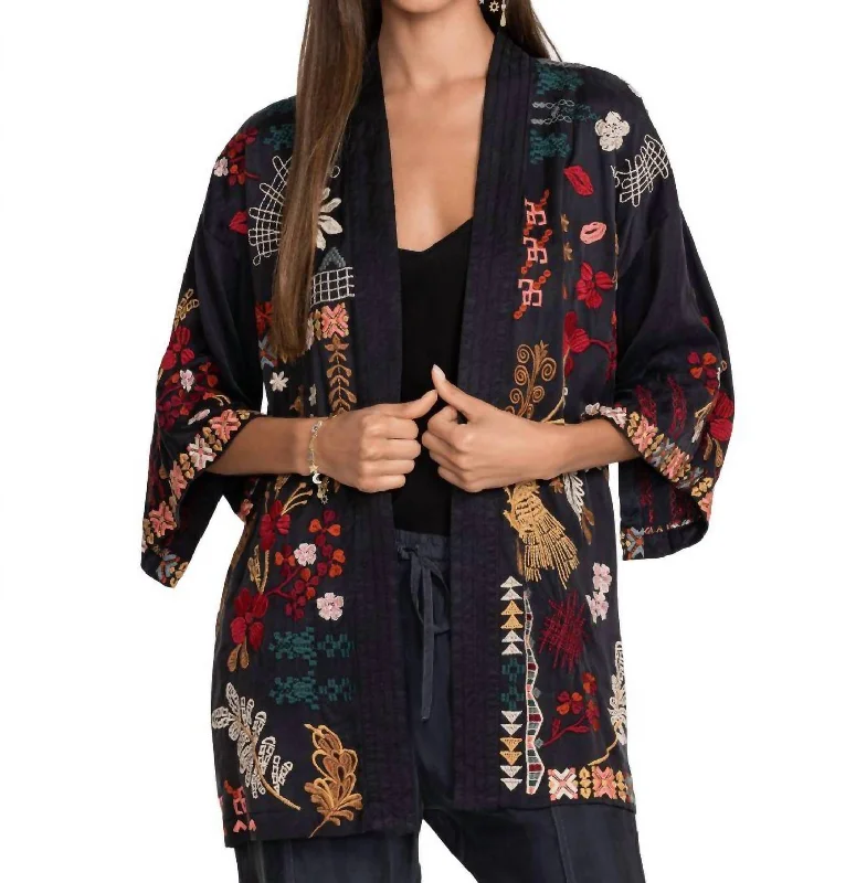 Soft crochet knit sweaters Zuzu Kimono Top In Black Print